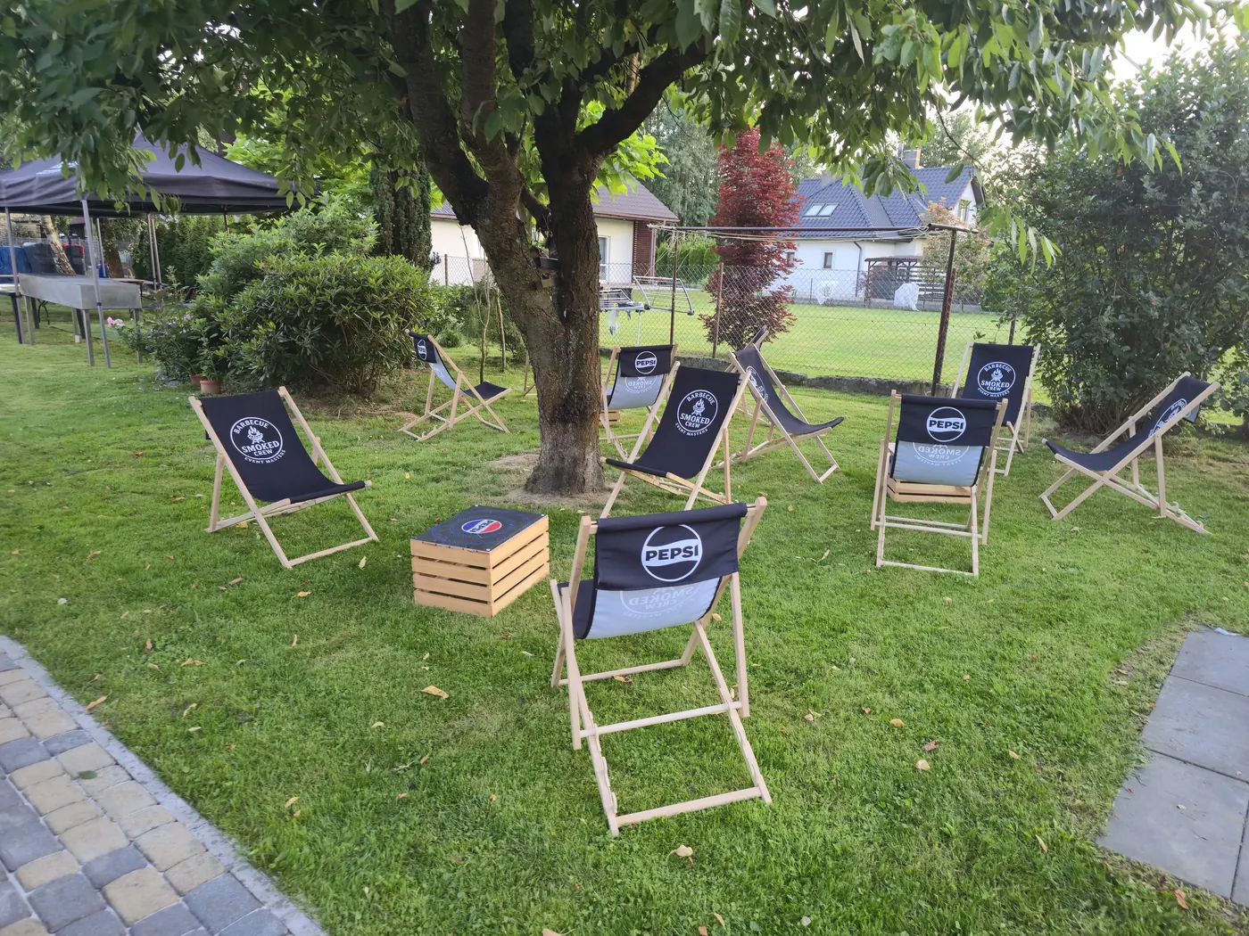 Leżaki eventowe w zielonej strefie chillout