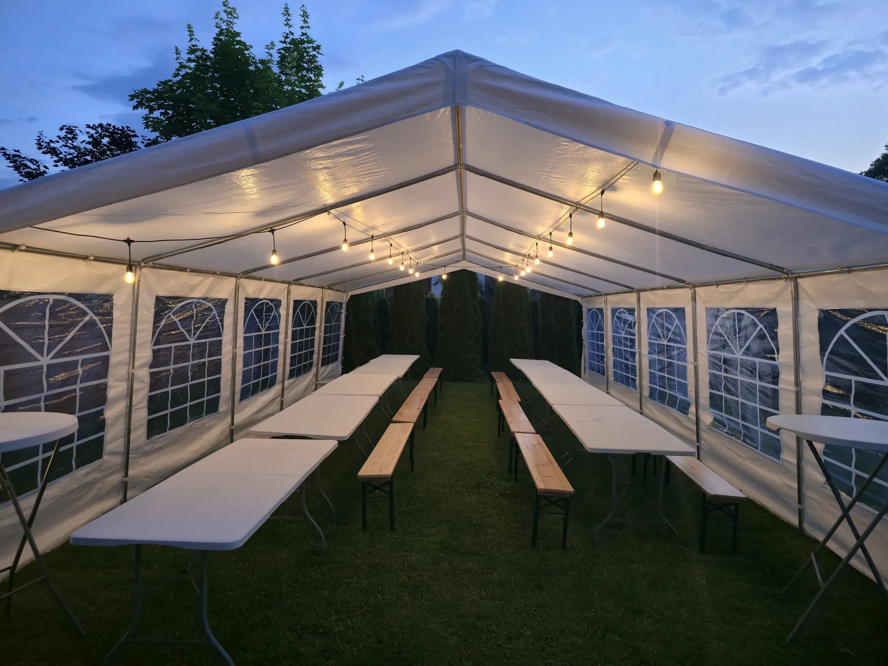 Oświetlony namiot eventowy wieczorem