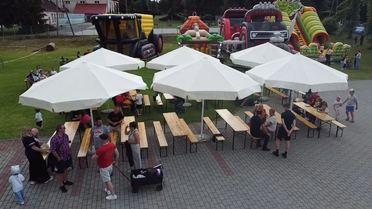 Strefa eventowa z parasolami i gośćmi z lotu ptaka